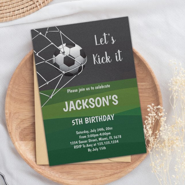Invitation d'anniversaire de soccer vert et noir (Green Black Goal Soccer Invitation White Text)