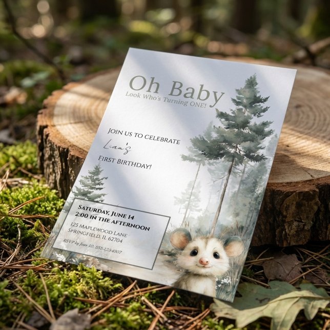 Invitation d'anniversaire d'opossum • Fête mignonn (soft woodland opossum birthday invitation on a wooden tree slice with natural sunlight outdoors)