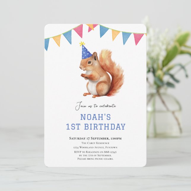 Invitation d'anniversaire mignonne écureuil de boi (Debout devant)