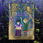 Invitation d'anniversaire pour échange de livres O<br><div class="desc">Œuvre d'art de roman graphique violet, bleu et vert pour un jubilé d'échange de livres ! Belle chouette hulotte et papillons dans une forêt brumeuse avec des personnages amicaux explorant une histoire magique. Parfait pour une fête d'échange de livres, ou personnalisez-le pour dire Joyeux Anniversaire à un rat de bibliothèque....</div>