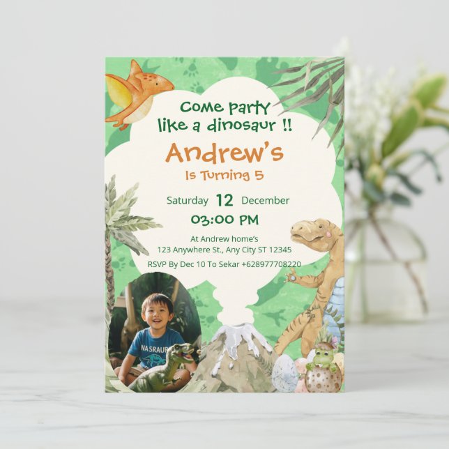 Invitation d'anniversaire pour un Dino Volcan Roar (Debout devant)