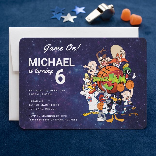 Invitation d'anniversaire SPACE JAM™ (Simulated invitation on table)