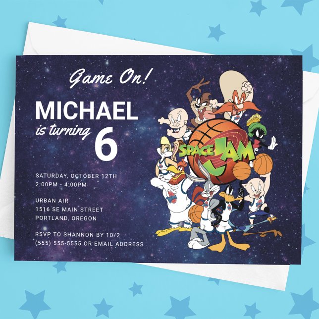 Invitation d'anniversaire SPACE JAM™ (Card on table)