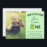 Invitation d'anniversaire un an de Grenouille<br><div class="desc">Invitation d'anniversaire de Froggy avec des rayures vertes ! Invitations d'anniversaire uniques et originales, personnalisez la vôtre maintenant ! Ce modèle comporte non seulement un espace pour un message, le nom de l'enfant, la date, le lieu, l'heure et la R.S.V.P, mais vous pouvez également ajouter une photo de votre enfant...</div>