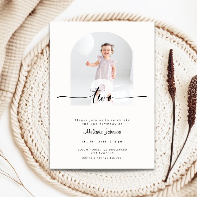 Invitation de 2e anniversaire moderne avec photo c (2nd birthday invitation with photo and cream color background)