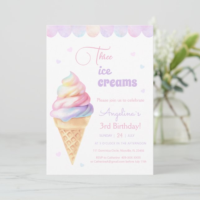 Invitation de 3e anniversaire avec crème glacée. (Debout devant)