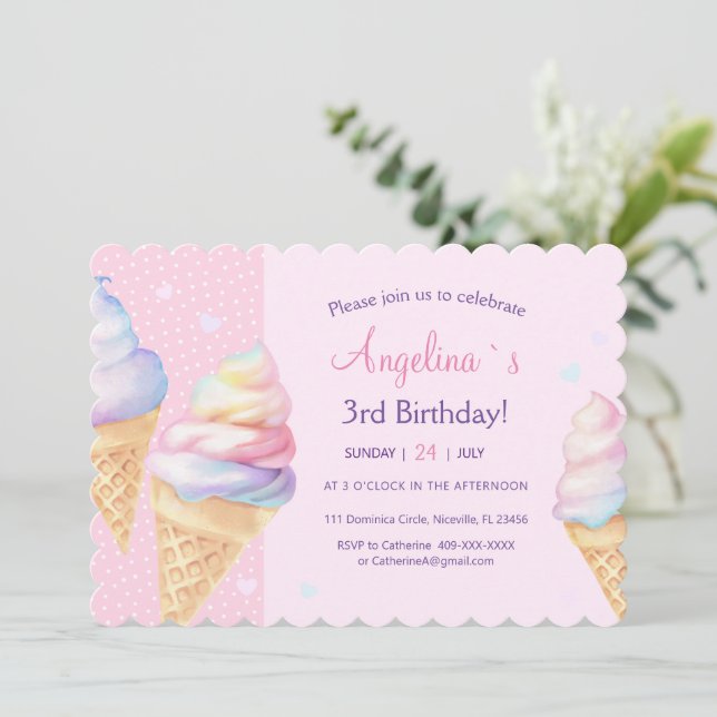 Invitation de 3e anniversaire avec crème glacée. (Debout devant)