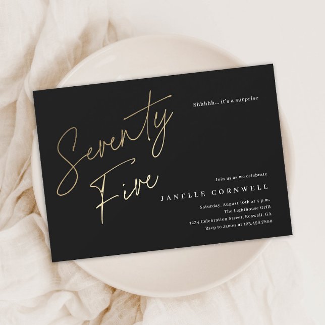 Invitation de 75e anniversaire à budget noir et or (Modern gold script 75th birthday party budget paper invitations.)