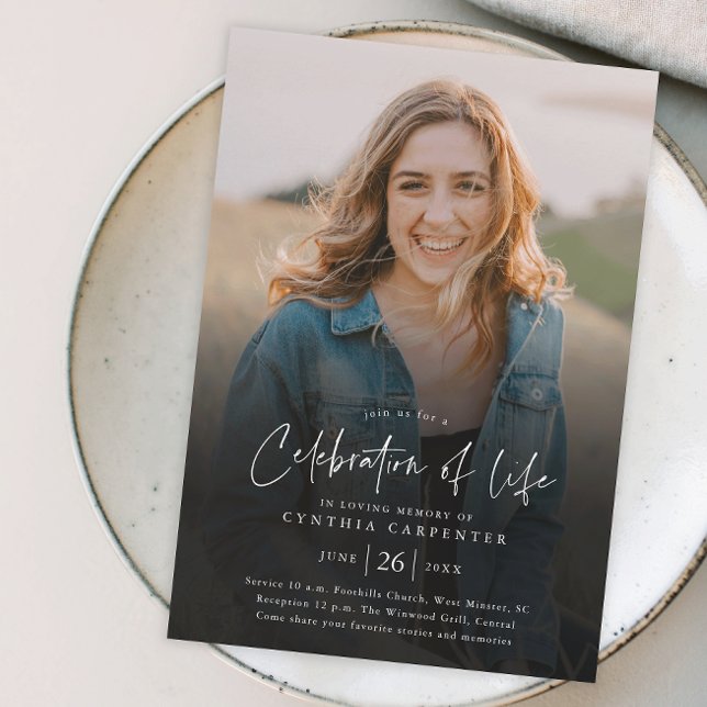 Invitation de budget pour la célébration de la vie (Modern handwritten script celebration of life budget photo memorial invitation.)