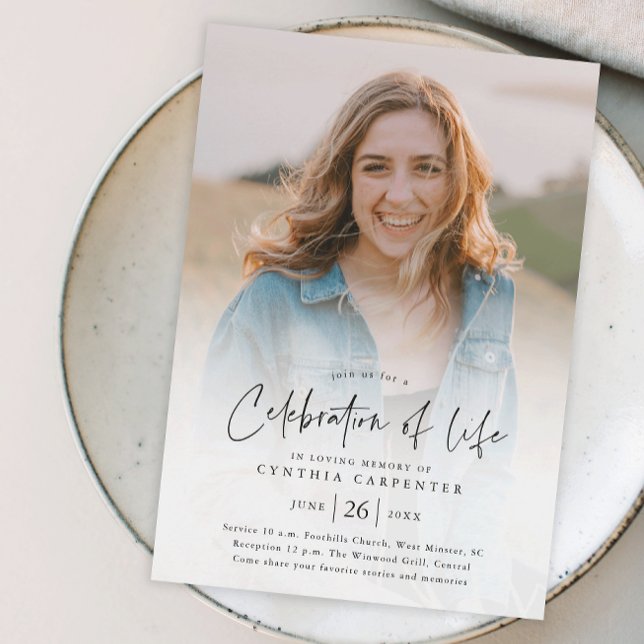 Invitation de budget pour une célébration de vie e (Modern handwritten script celebration of life budget photo memorial invitation.)