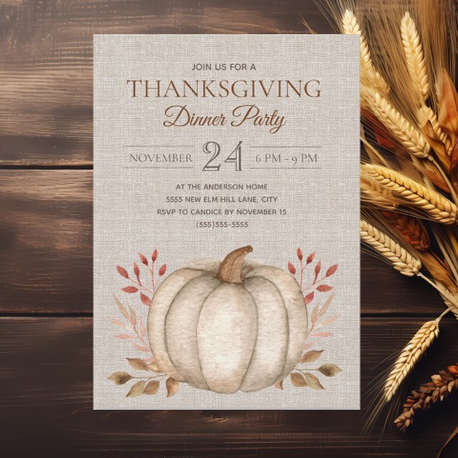 Invitation de dîner de Thanksgiving au lin rustiqu (Rustic white pumpkin on linen-like background Thanksgiving Dinner invitation)