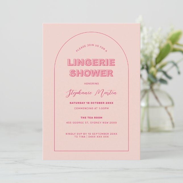Invitation de douche lingerie avec contour rose et (Debout devant)