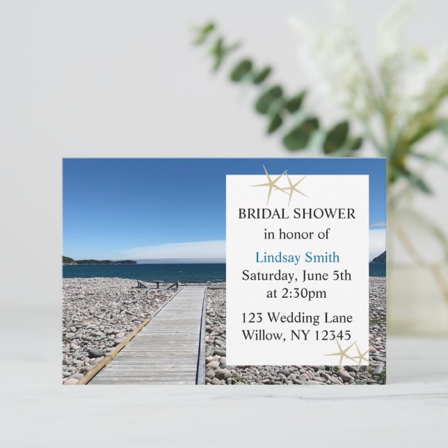 Invitation de douche nuptiale au quai en bois sur  (Debout devant)