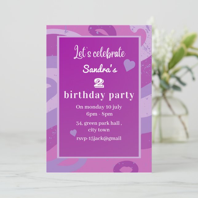 invitation de fête d'anniversaire violette (Debout devant)