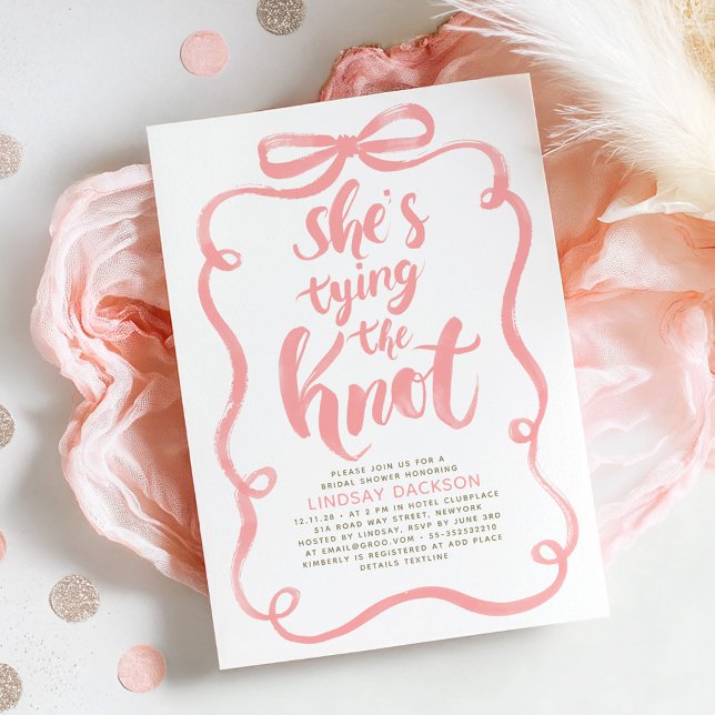 Invitation de fête de fiançailles avec un nœud ros (Pink Bow She's Tying The Knot Whimsical Playful Fun Bridal Shower Invitation)
