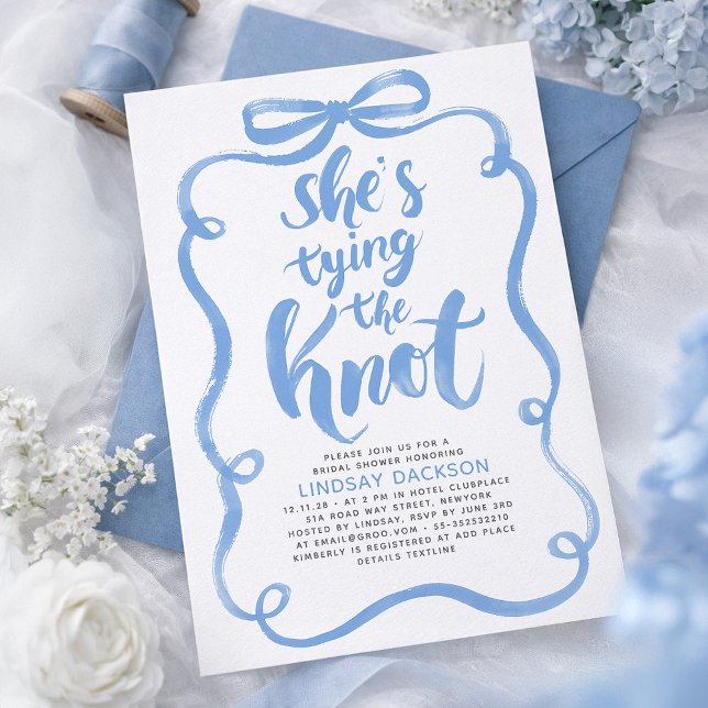 Invitation de fête de fiançailles Dusty Blue Bow S (Dusty Blue Bow Whimsical Bridal Shower Invitation She's Tying The Knot)