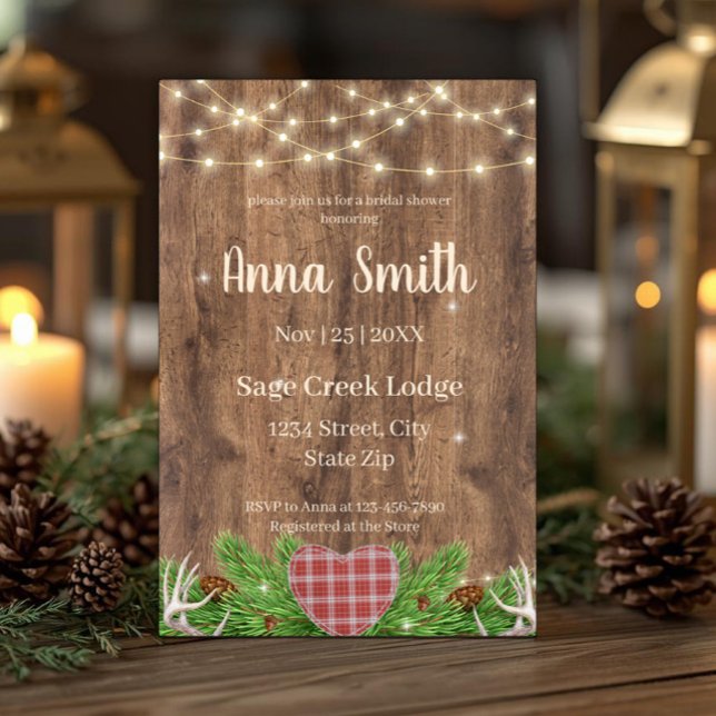 Invitation de Fête de Fiançailles Rustique en Bois (Rustic bridal shower invitation with woodland antlers, plaid heart, string lights, and pine accents.)