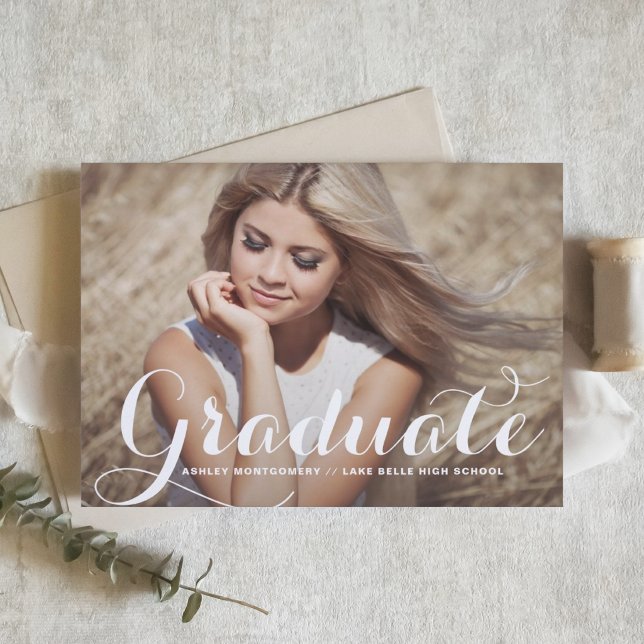 Invitation de fête de fin d'études en calligraphie (Customizable photo graduation invitation featuring whimsical calligraphy. )