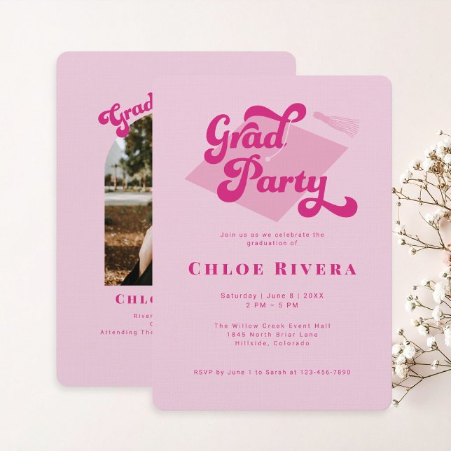 Invitation de fête de remise de diplômes à motif d (Bold pink typography graduate invitation and announcement with photo)
