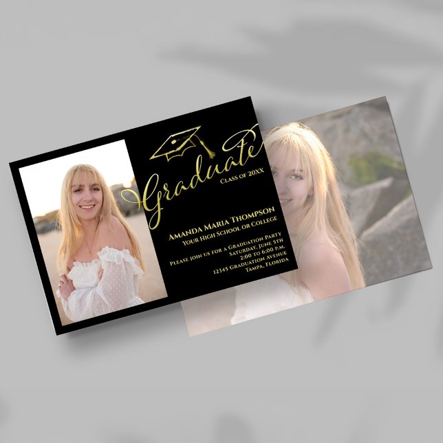 Invitation de graduation de la fête Photo Script O (Black and gold script graduation invitation with graduate photo and cap illustration.)