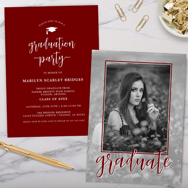 Invitation de Graduation de script photo simple ro (red modern simple graduation party invitation for high school college senior with single photo back)