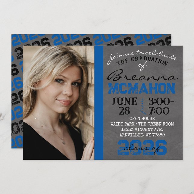 Invitation de graduation en tableau noir et bleu (Repeating Class Year Chalkboard Graduation Photo Invite)