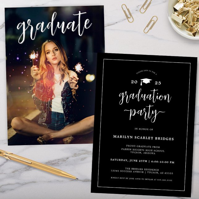 Invitation de graduation moderne chic noir et blan (modern elegant black and white graduation party invitation for college grad party celebrations)