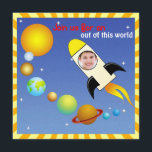 Invitation de la fête d'anniversaire de Kids Photo<br><div class="desc">Une invitation mignonne et adorable pour tout enfant qui aime l'espace, les fusées et les aliens. Remplacez l'exemple de photo par celui de votre petit prince. Tous les textes par défaut peuvent être entièrement customisés avec vos propres formules, en conséquence, et vous pouvez également modifier les polices, les tailles et...</div>