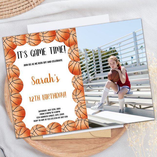 Invitation de la fête sportive personnalisée pour  (Basketballs Orange Round Birthday Invitations phot)