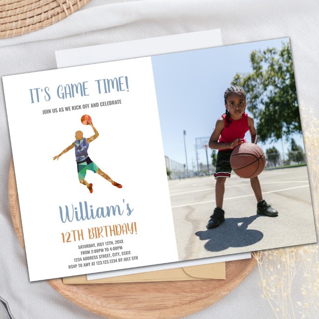Invitation de la fête sportive pour enfants person (Basketball Black Orange Invitations with photo)