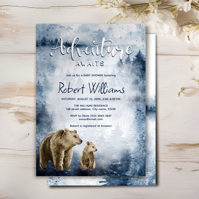 Invitation de la forêt d'aquarelle de la mère et d (Blue watercolor foggy forest mommy and baby bear adventure begins baby shower invitation )