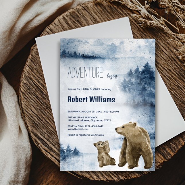 Invitation de la forêt d'aquarelle de la mère et d (Blue watercolor foggy forest mommy and baby bear adventure begins baby shower invitation )