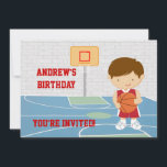 Invitation de la partie anniversaire de enfant de<br><div class="desc">Un design de basket mignon pour toute fête d'anniversaire d'un futur joueur de basket ou de basket-ball, avec un jeune joueur de basket-ball en rouge et blanc et tenant un basket-ball sur un terrain de basket-ball. Parfait pour tout cadeau d'anniversaire ou de fête. Visitez CelebrationBazaar pour voir la collection de...</div>