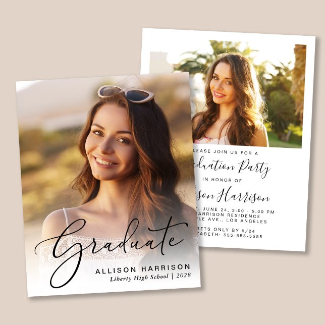 Invitation de la partie de graduation du script de (An elegant photo graduation party invitation to celebrate the graduate's achievements)