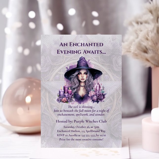 Invitation de la partie d'Halloween Enchanted Purp (Enchanted Purple Witch Halloween Party Invitation in a witchy room with pink candles)