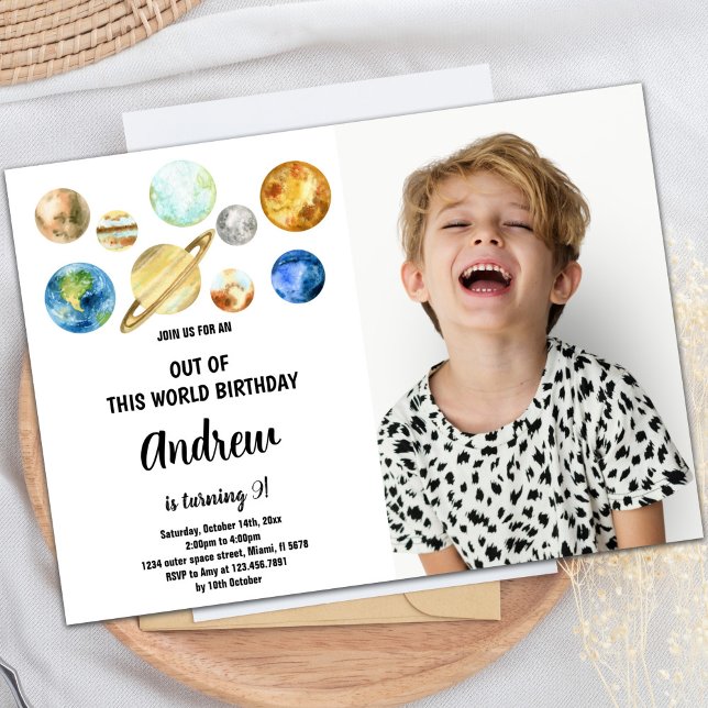 Invitation de la partie spatiale personnalisée (Out of this world planets Birthday Invitations pho)