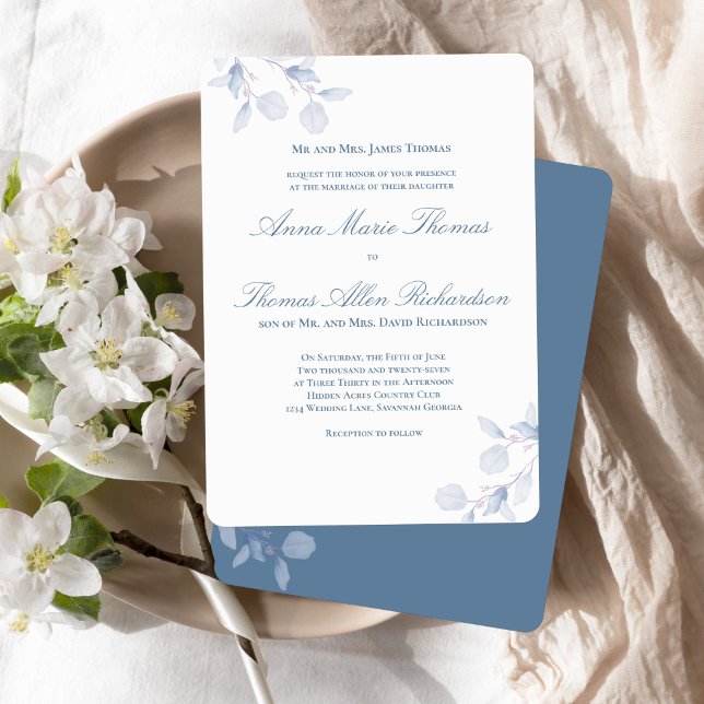 Invitation de mariage formelle classique aux motif (Classic dusty blue wedding invitation with parents’ names and elegant calligraphy script.)