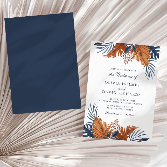 Invitation de mariage tropical Monstera bleu minui (Midnight Blue Tropical Monstera Wedding Invitation on a sunny neutral dry palm leaf.)