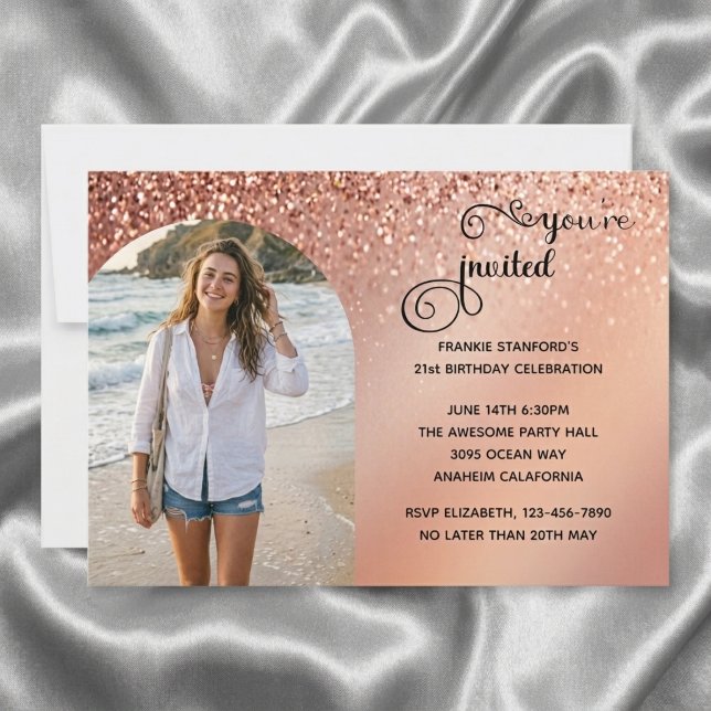 Invitation de naissance avec arche de photo en or  (Rose gold glitter birthday invitation. Grey silk background.)