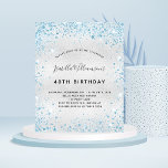 Invitation de parties scintillant bleu argent d'an<br><div class="desc">Pour un 40ème anniversaire élégant (ou tout âge). Un arrière - plan métallique à l'aspect faux argenté. Décoré avec de la poussière de parties scintillant en faux bleu. Personnalisez et ajoutez un nom, un âge et des détails de la fête. Le nom est écrit avec un script de style manuscrit...</div>