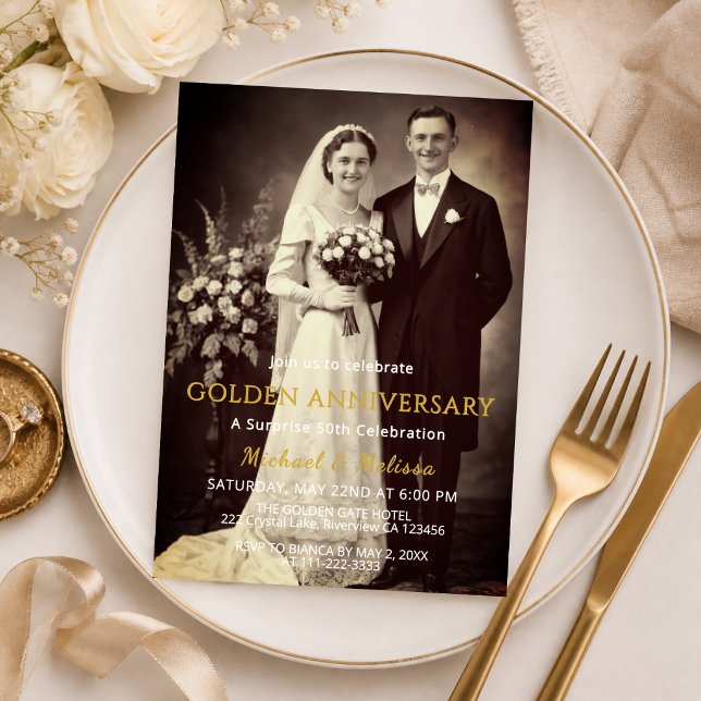 Invitation de photo élégante pour anniversaire de  (Elegant 50th anniversary photo invitation styled on a gold plate flat lay)