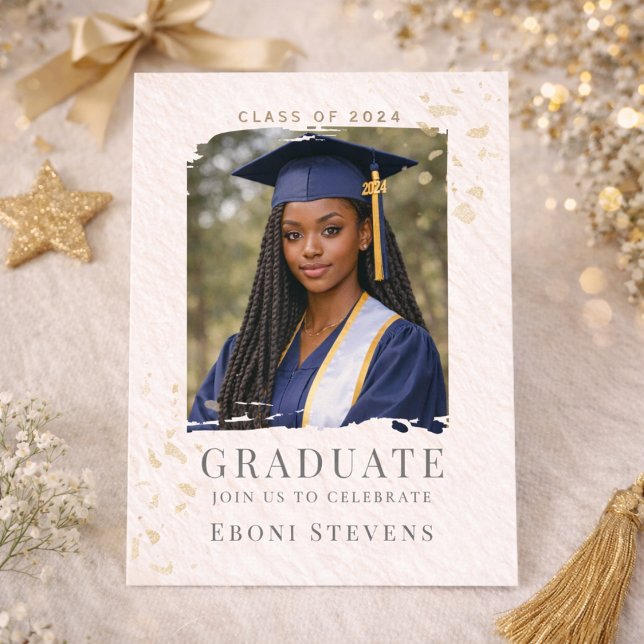 Invitation de portrait avec confettis dorés (Gold confetti graduation portrait layout with cream background for senior celebration gathering)
