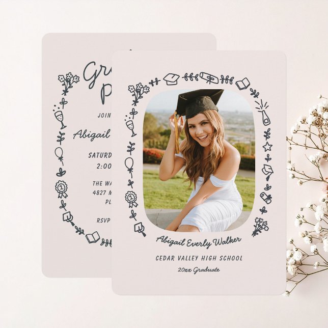 Invitation de remise de diplôme avec photos de gri (Hand drawn doodle grad icons invitation and announcement )