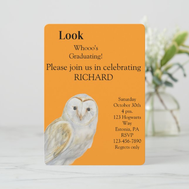 Invitation de remise de diplôme de hibou  (Debout devant)