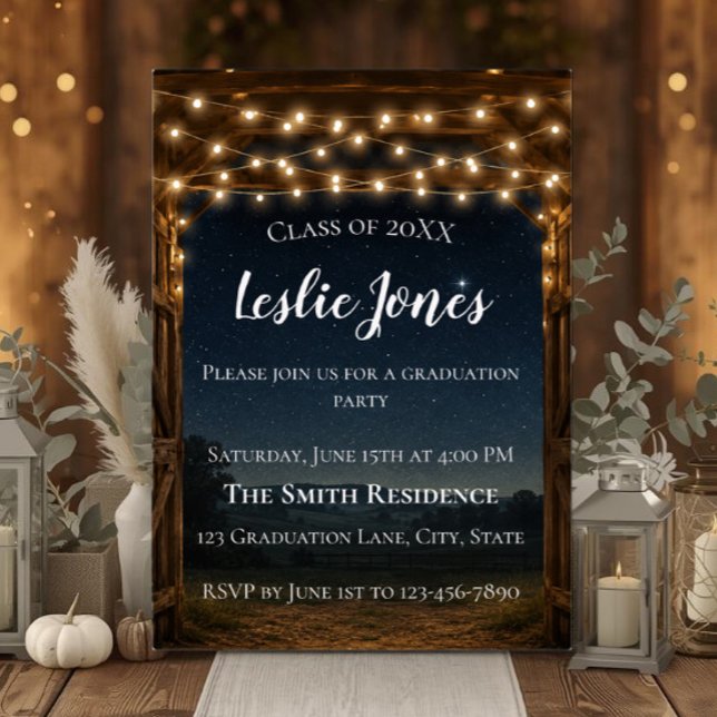 Invitation de remise de diplômes de grange rustiqu (Rustic barn graduation invitation with string lights, country charm, and custom details.)
