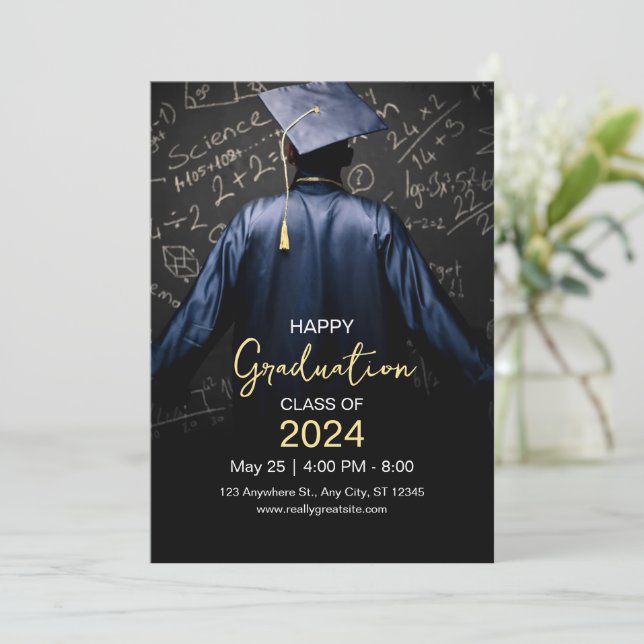 Invitation de remise de diplômes heureuse, promoti (Debout devant)