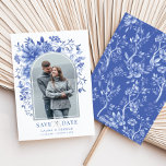 Invitation Delft Blue White Floral Chinoiserie Enregistrer la<br><div class="desc">Ce design d'inspiration chinoiserie présente d'élégants fleurons botaniques et une verdure en bleu et blanc délicieux. Personnalisez l'invitation avec vos détails et si vous voulez réorganiser le style et le placement du texte,  veuillez appuyer sur le bouton "Cliquez pour customiser plus loin".</div>