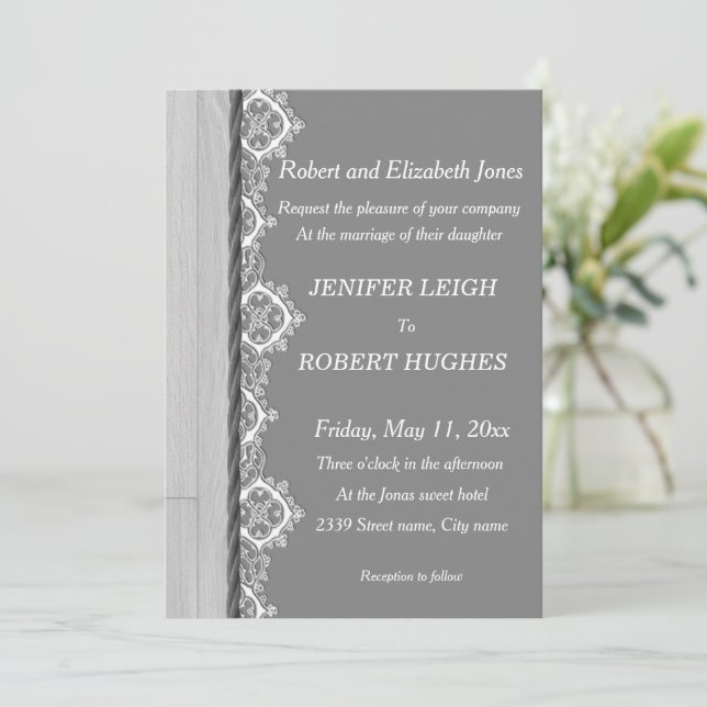 Invitation Dentelle blanche et mariage en bois rustique gris (Debout devant)