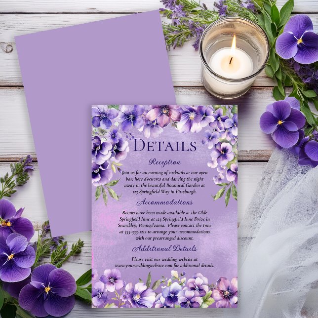 Invitation Détails de mariage floral violet élégant (Elegant violet florals for a refined and timeless wedding details card.)