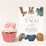 Invitation Deux animaux sauvages Safari Girl's 2e anniversair<br><div class="desc">Animaux safari pour enfants mignons et amusants thème 2e anniversaire invitation de fête avec illustration des animaux safari de girafe,  léopard des neiges,  rhinocéros,  lion,  éléphant,  et zèbre avec fleurs roses,  couronnes et casquettes de fête. Le texte dit "XX est DEUX sauvages." Parfait pour la fête d'anniversaire d'une fille.</div>